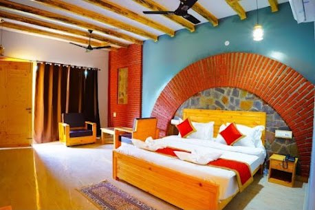 Leopard Club Room - View 3